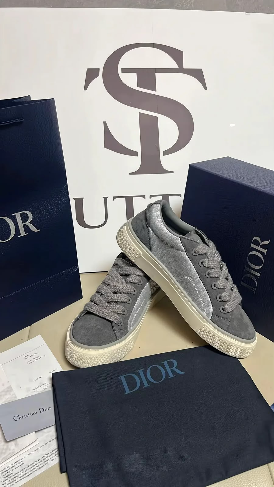Tênis Dior conferido antes do envio