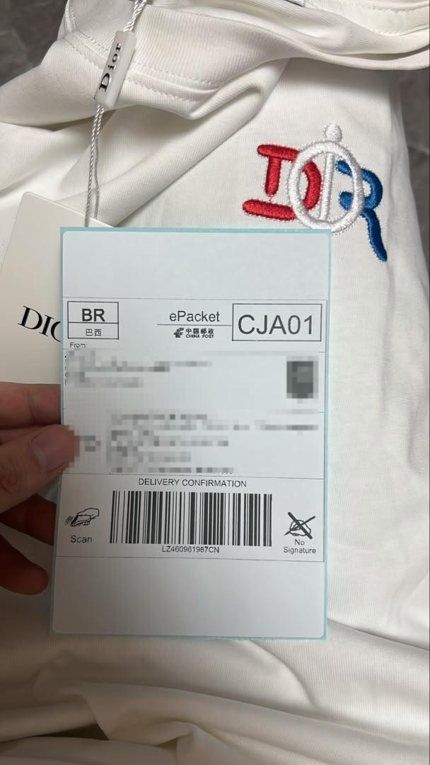 Camiseta Dior com comprovante de postagem